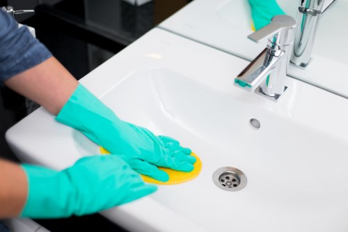 Turnaround cleaning for a modern short-let property in Canary Wharf with fresh linens and tidy surfaces